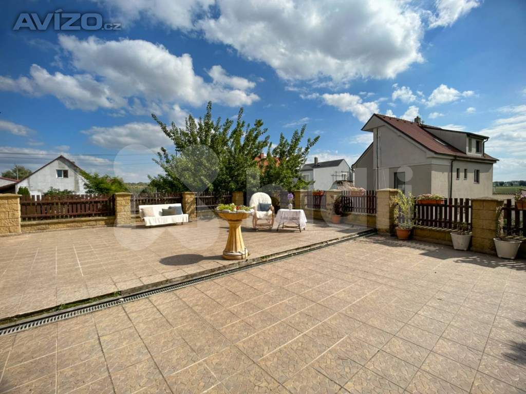 Foto inzerátu Prodej RD 377 m²  s terasou, zahradou, garáží, v obci Klíčany - Praha Východ