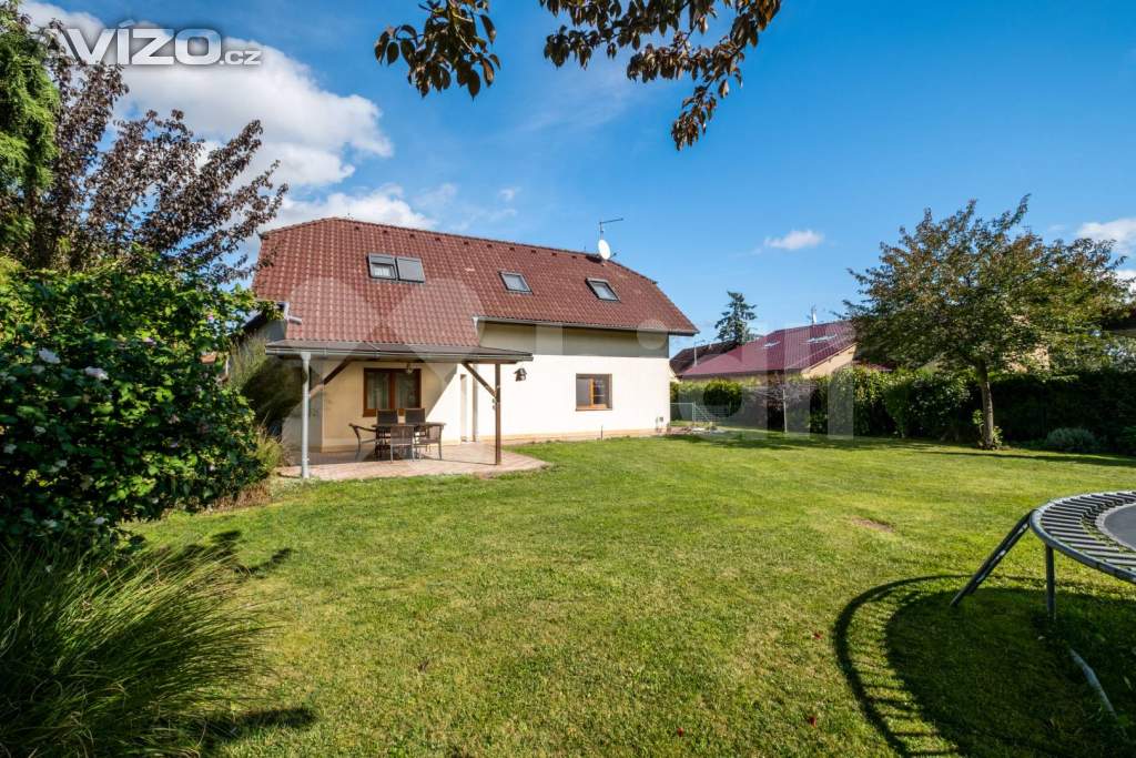 Nízkonákladový moderní RD se zahradou Praha 5 Sobín