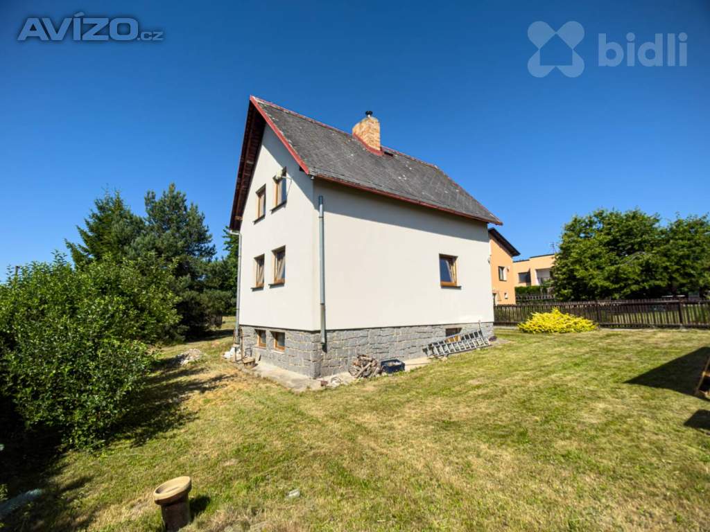 Prodej rodinného domu s rovinatým pozemkem 863 m² v krásné přírodě