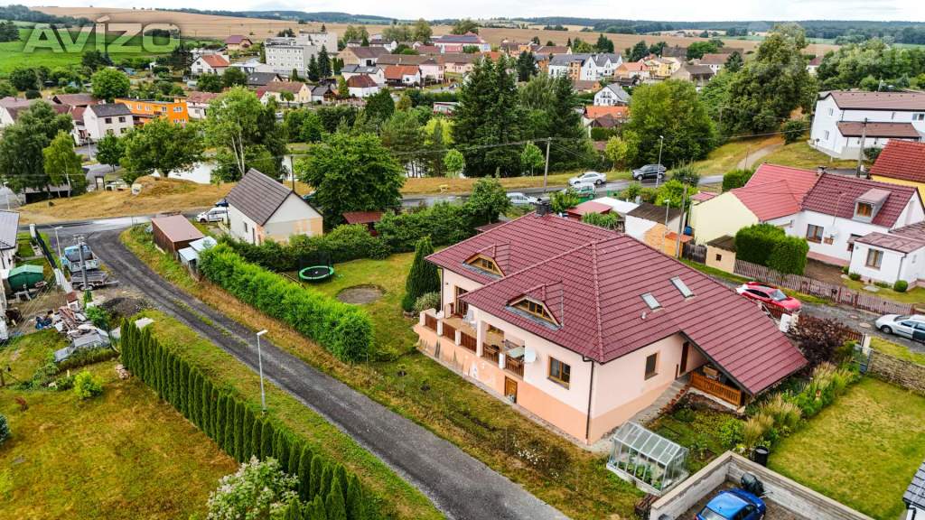 Foto inzerátu Prostorný rodinný dům 6+1 se zahradou a garáží - Kvíčovice