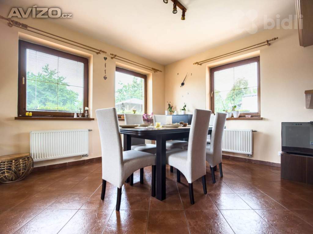 Foto inzerátu Prostorný rodinný dům 6+1 se zahradou a garáží - Kvíčovice