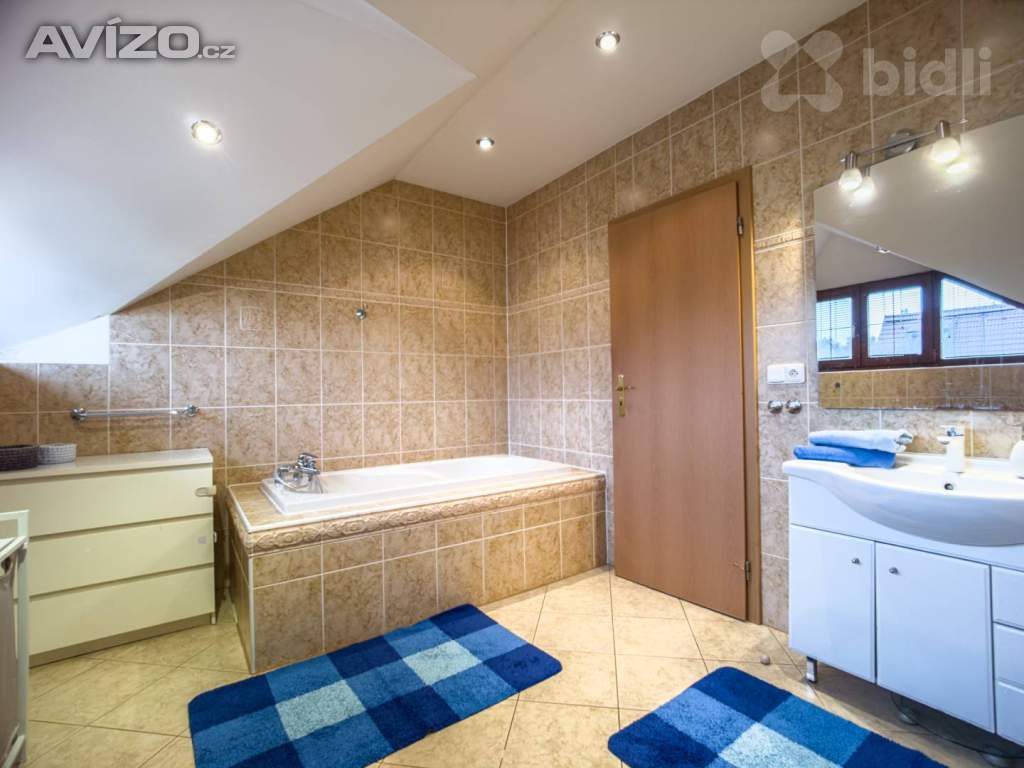 Foto inzerátu Prostorný rodinný dům 6+1 se zahradou a garáží - Kvíčovice