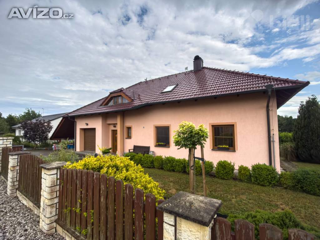 Foto inzerátu Prostorný rodinný dům 6+1 se zahradou a garáží - Kvíčovice