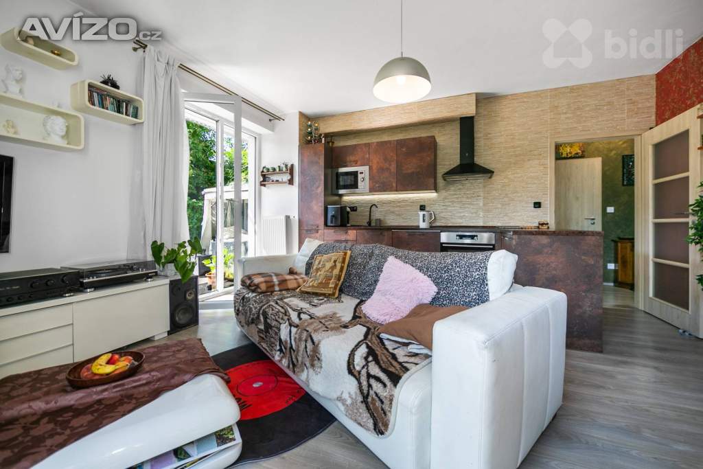 Foto inzerátu Prodej moderního družstevního bytu 3+kk (62 m2) s předzahrádkou, garážovým stáním a komorou