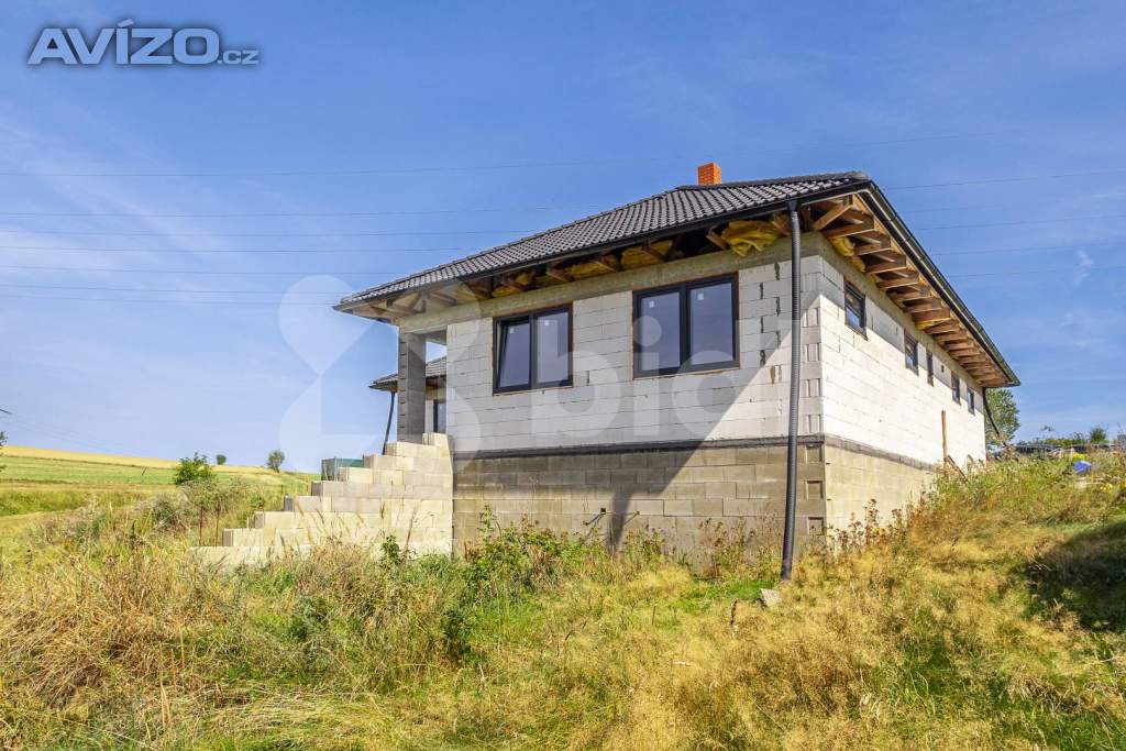 Prodej pozemku s rodinným domem 140m²  ve Vranicích