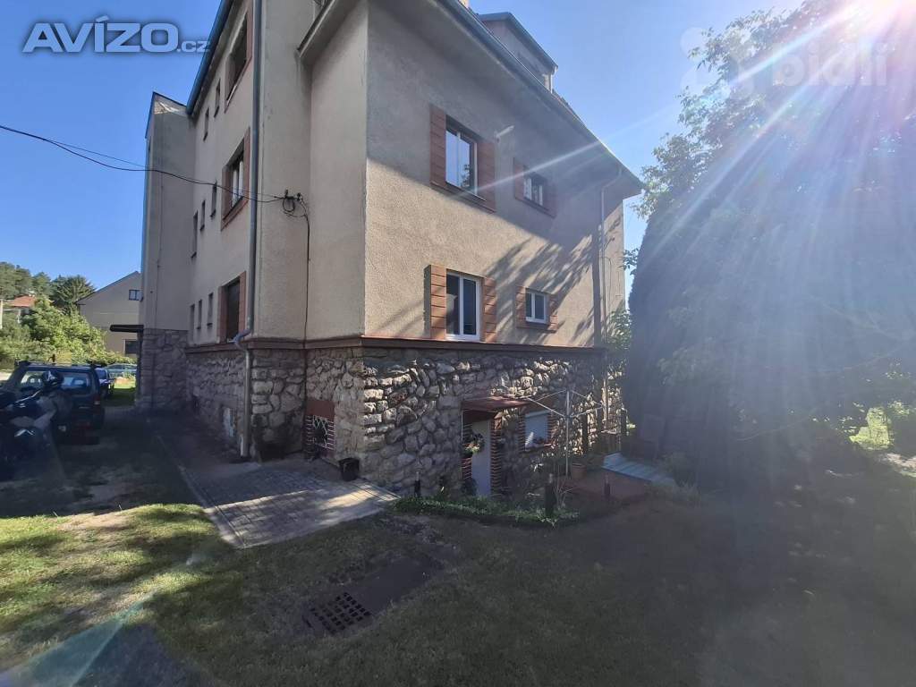 Prodej bytu 1+kk 37 m2 se zahrádkou v Loděnici