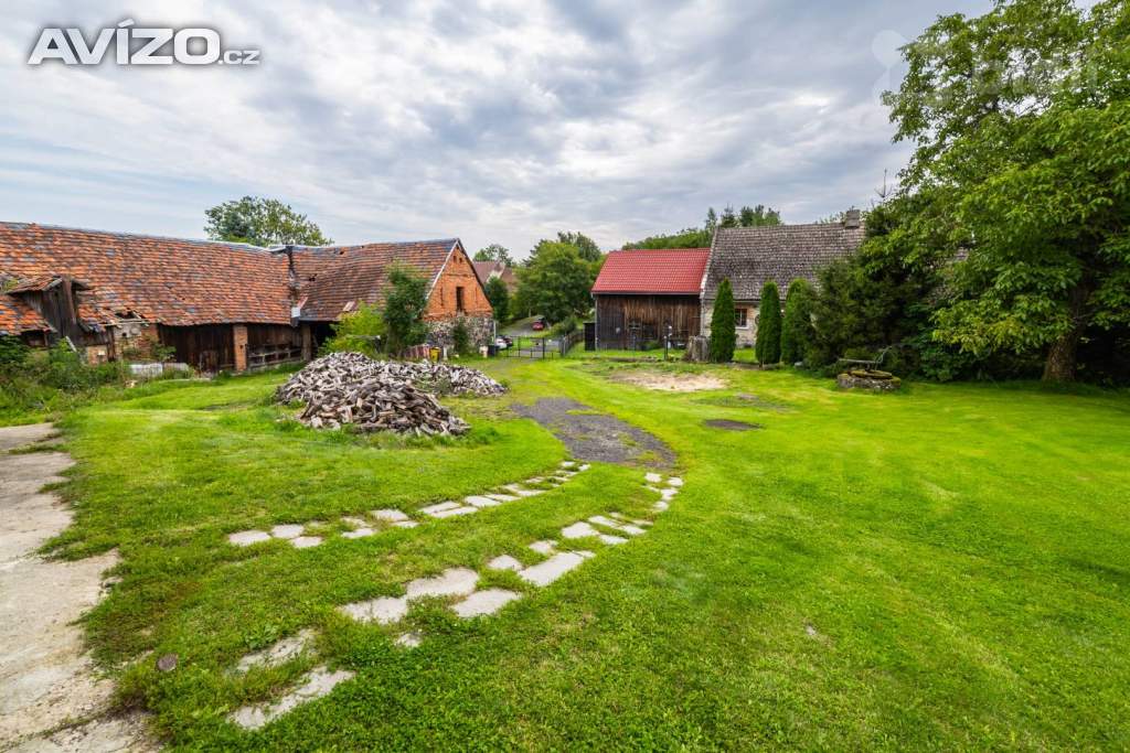 Foto inzerátu Prodej rodinného domu 310 m2 se stodolou 330m2 na pozemku 5 820 m2 v obci Valkeřice