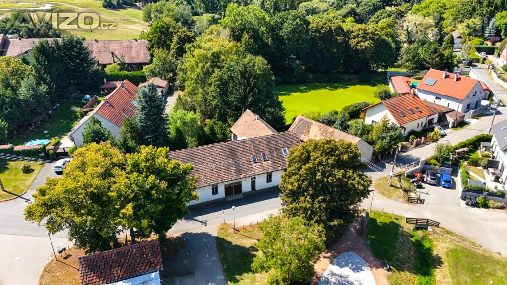 Prodej domu s pozemkem o 726 m2, dílnou a stodolou - Sulice, Praha-východ