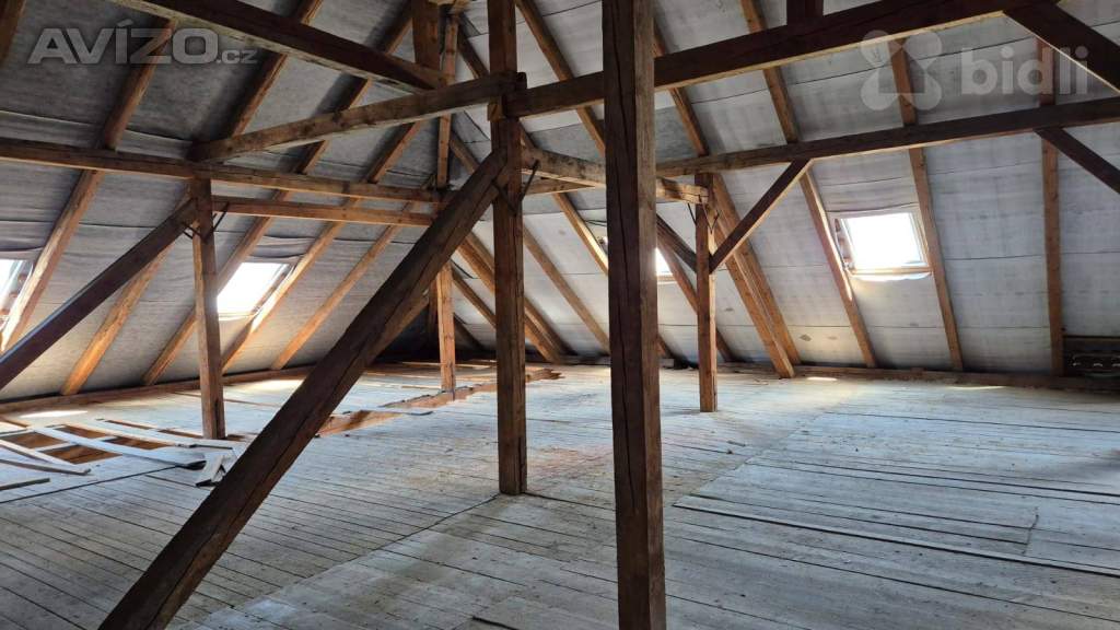 Foto inzerátu Komerční objekt vhodný pro vybudování apartmánů, užitná plocha 2846 m2, pozemek 2054 m2