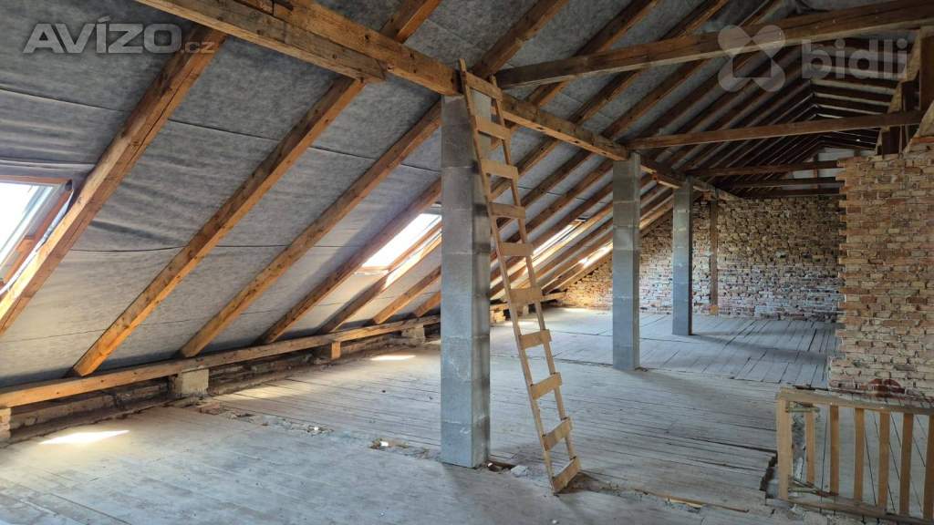 Foto inzerátu Komerční objekt vhodný pro vybudování apartmánů, užitná plocha 2846 m2, pozemek 2054 m2