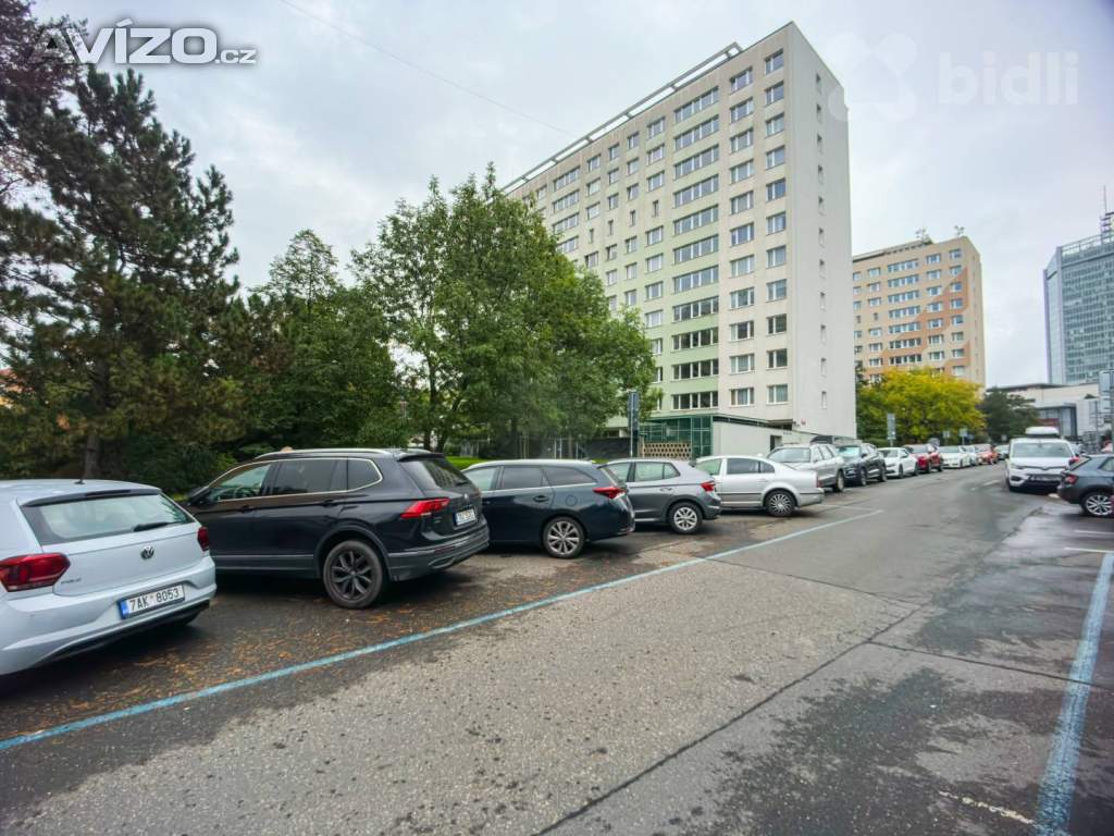 Prostorný byt 3+1 s lodžií a úžasným výhledem -5 minut od metra Pankrác