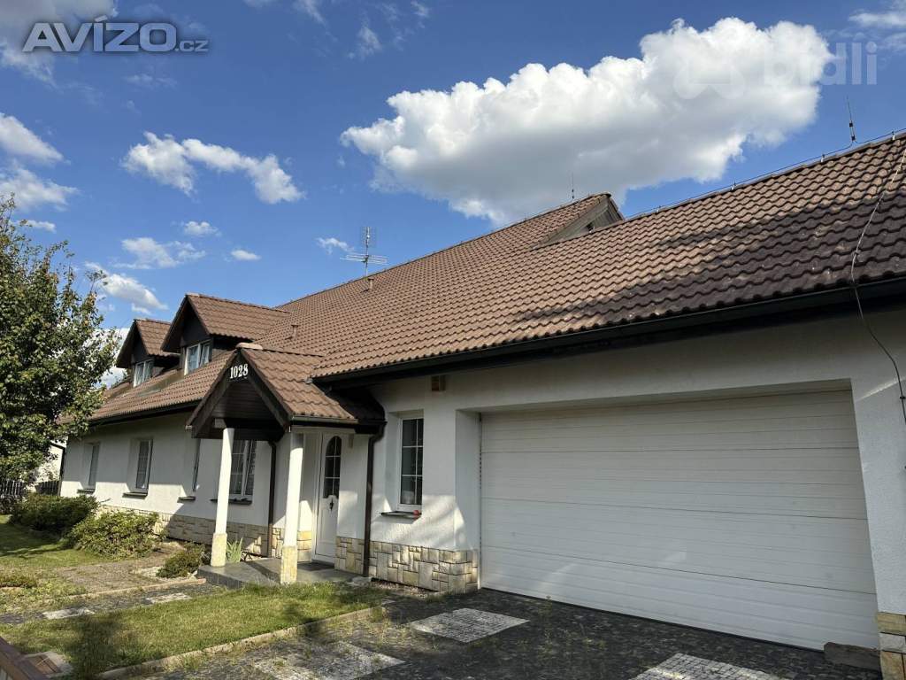 Prodej domu 353 m2, pozemek 1746 m2, K. Hynka Máchy Pečky