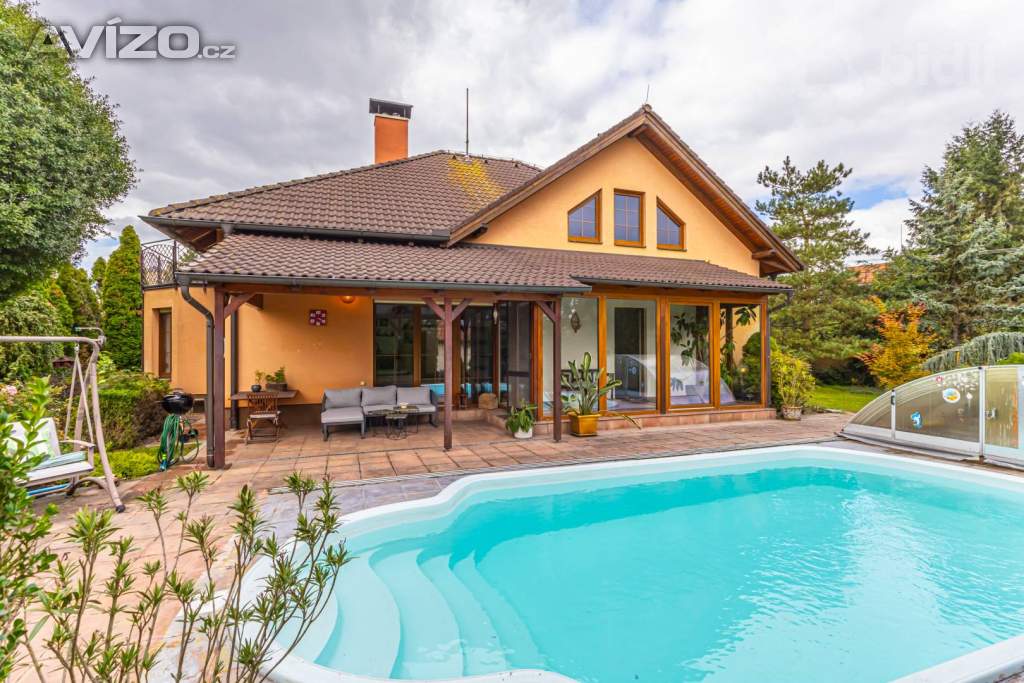 Prodej RD 5+kk, 240 m2, prostorná dvojgaráž, krytý bazén, pozemek 1411 m2, obec Suchohrdly, Znojmo