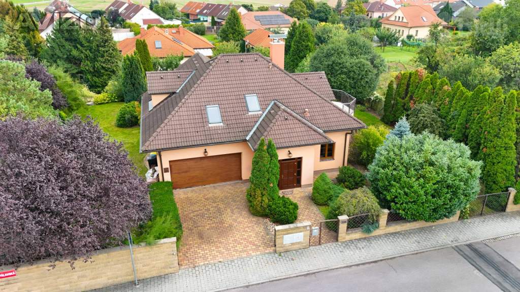 Foto inzerátu Prodej RD 5+kk, 240 m2, prostorná dvojgaráž, krytý bazén, pozemek 1411 m2, obec Suchohrdly, Znojmo