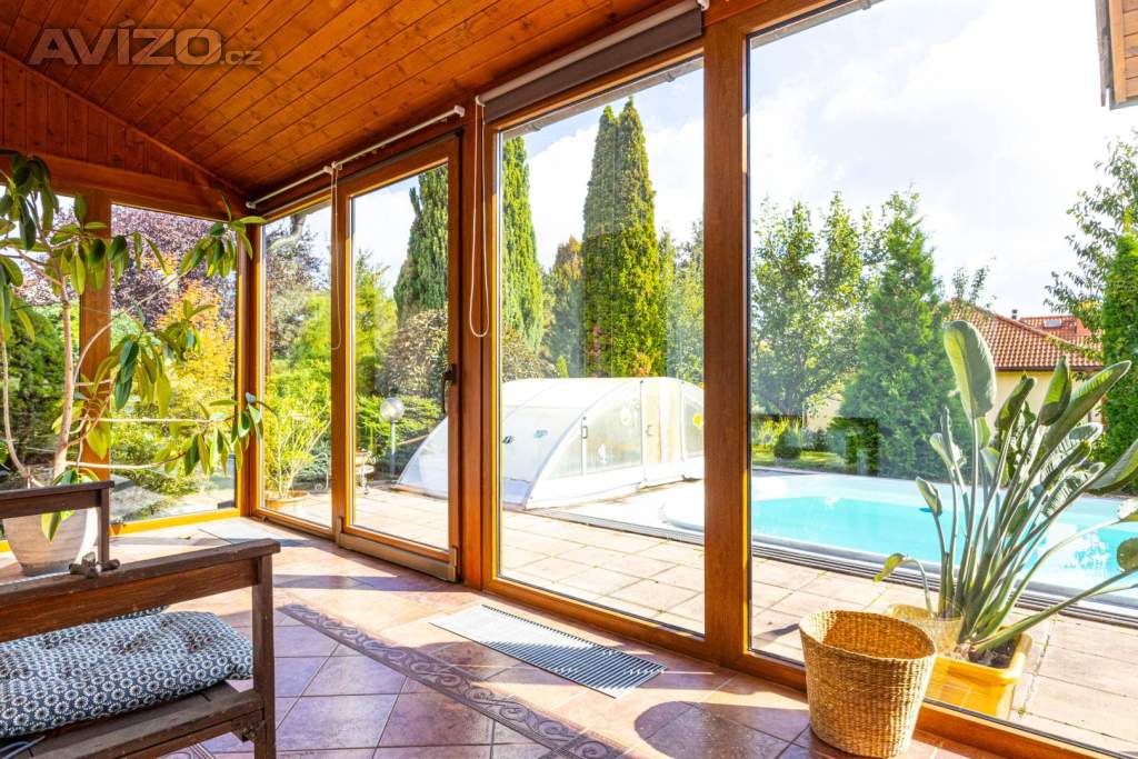 Foto inzerátu Prodej RD 5+kk, 240 m2, prostorná dvojgaráž, krytý bazén, pozemek 1411 m2, obec Suchohrdly, Znojmo