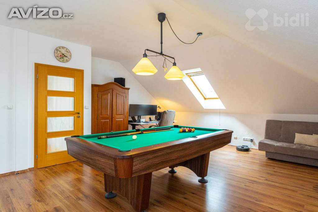 Foto inzerátu Prodej RD 5+kk, 240 m2, prostorná dvojgaráž, krytý bazén, pozemek 1411 m2, obec Suchohrdly, Znojmo