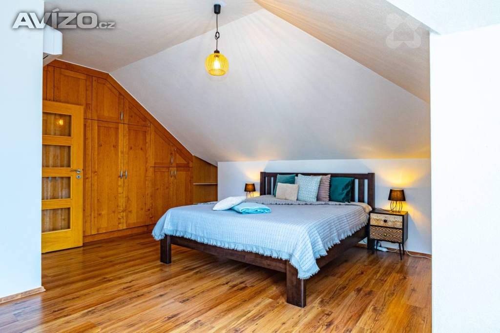 Foto inzerátu Prodej RD 5+kk, 240 m2, prostorná dvojgaráž, krytý bazén, pozemek 1411 m2, obec Suchohrdly, Znojmo