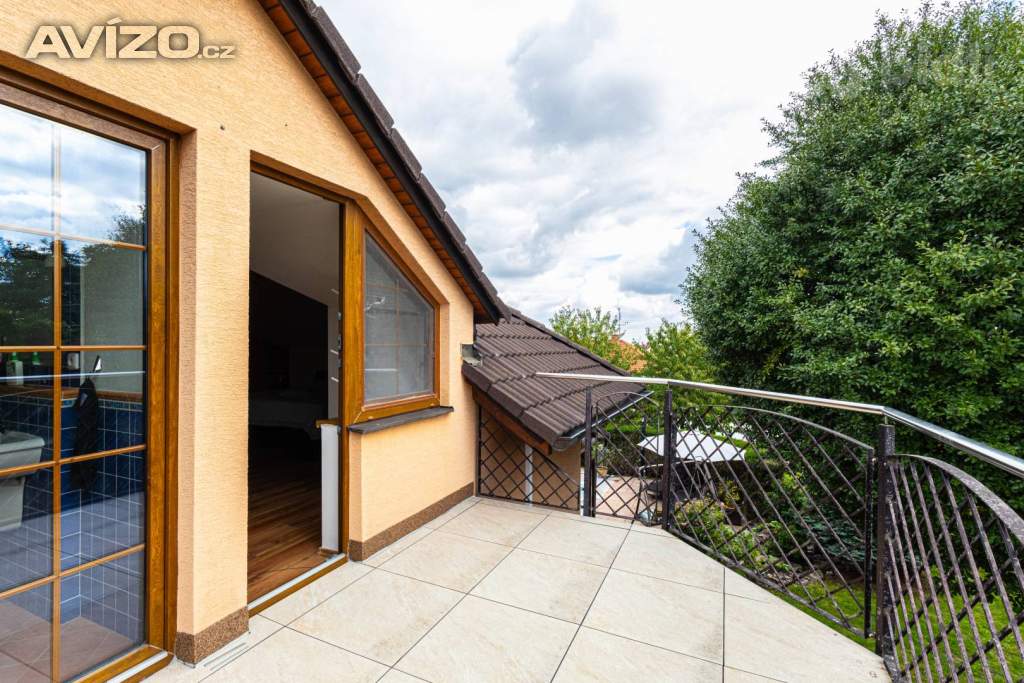 Foto inzerátu Prodej RD 5+kk, 240 m2, prostorná dvojgaráž, krytý bazén, pozemek 1411 m2, obec Suchohrdly, Znojmo