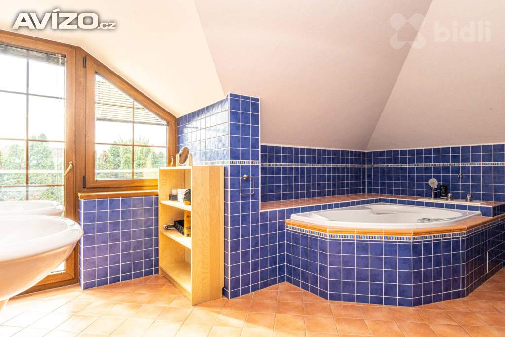 Foto inzerátu Prodej RD 5+kk, 240 m2, prostorná dvojgaráž, krytý bazén, pozemek 1411 m2, obec Suchohrdly, Znojmo