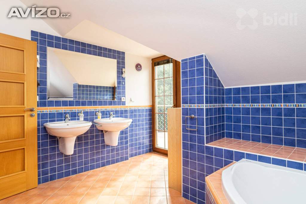 Foto inzerátu Prodej RD 5+kk, 240 m2, prostorná dvojgaráž, krytý bazén, pozemek 1411 m2, obec Suchohrdly, Znojmo