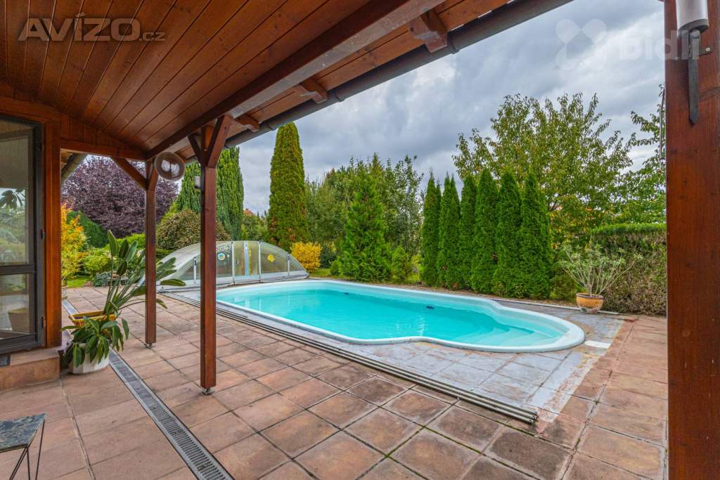 Foto inzerátu Prodej RD 5+kk, 240 m2, prostorná dvojgaráž, krytý bazén, pozemek 1411 m2, obec Suchohrdly, Znojmo