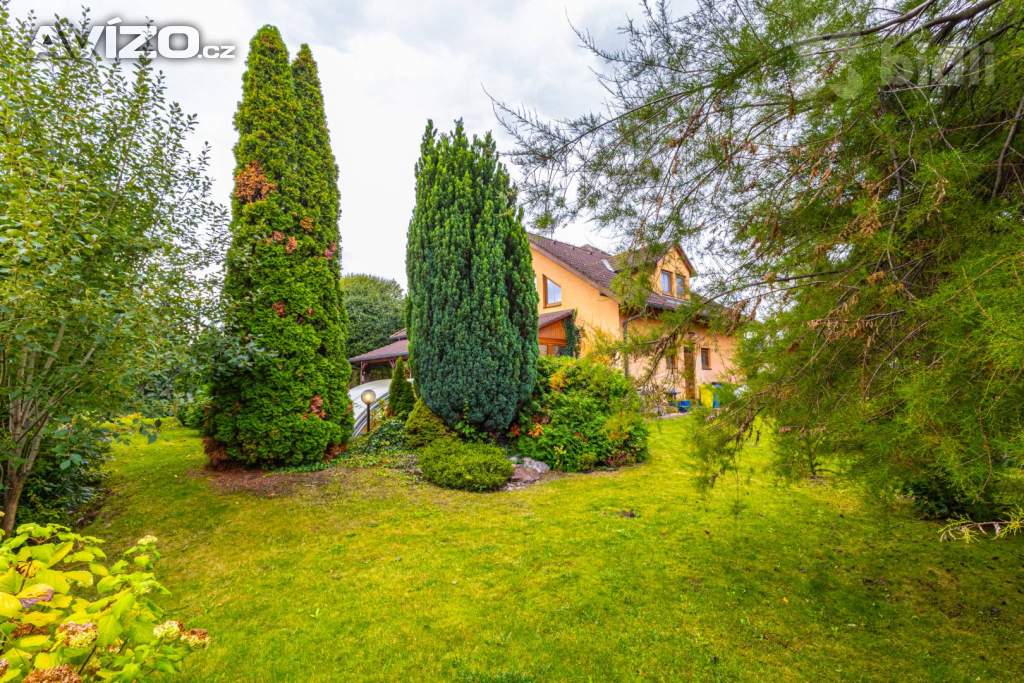 Foto inzerátu Prodej RD 5+kk, 240 m2, prostorná dvojgaráž, krytý bazén, pozemek 1411 m2, obec Suchohrdly, Znojmo