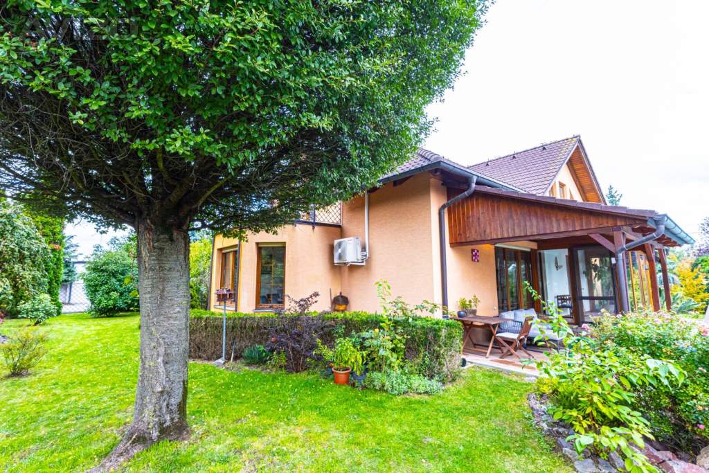 Foto inzerátu Prodej RD 5+kk, 240 m2, prostorná dvojgaráž, krytý bazén, pozemek 1411 m2, obec Suchohrdly, Znojmo