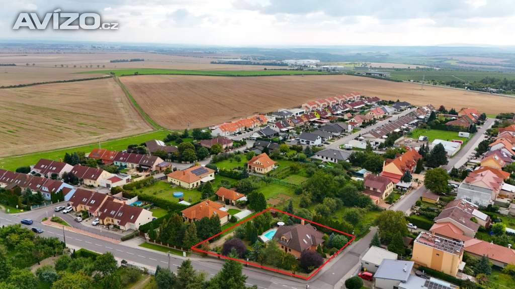 Foto inzerátu Prodej RD 5+kk, 240 m2, prostorná dvojgaráž, krytý bazén, pozemek 1411 m2, obec Suchohrdly, Znojmo
