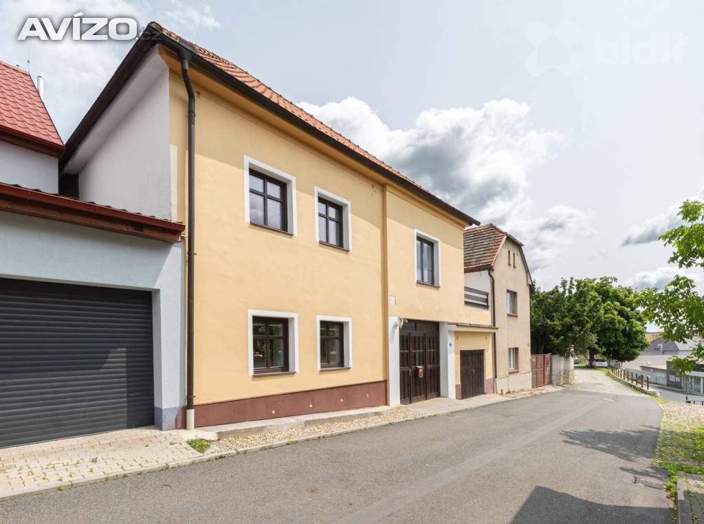Prodej dvougeneračního RD s garáží, 2 terasami, dílnou a 2 sklepy, Beroun