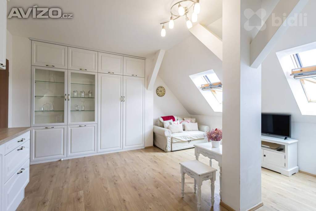 Foto inzerátu Pronájem bytu 2+kk, Na Plzeňce, Praha 5 - Smíchov, v domě s výtahem.