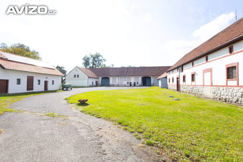 Foto inzerátu Zemědělská usedlost, RD 5+1, pozemek 160 435 m2, Polerady u Prahy