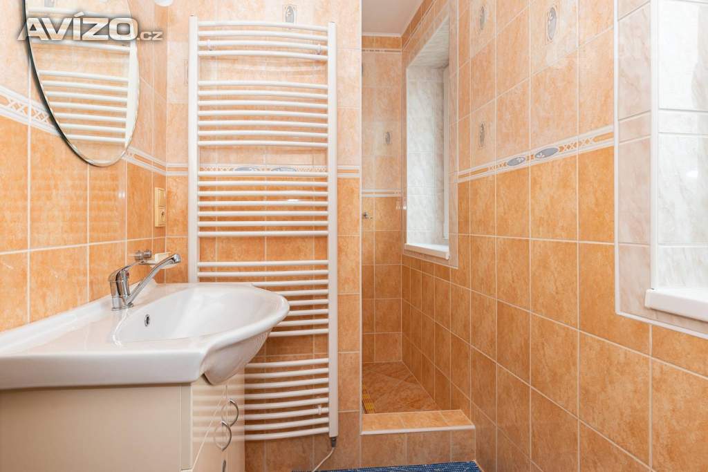 Foto inzerátu Pronájem prostorného rodinného domu v klidné části Dvora Králové