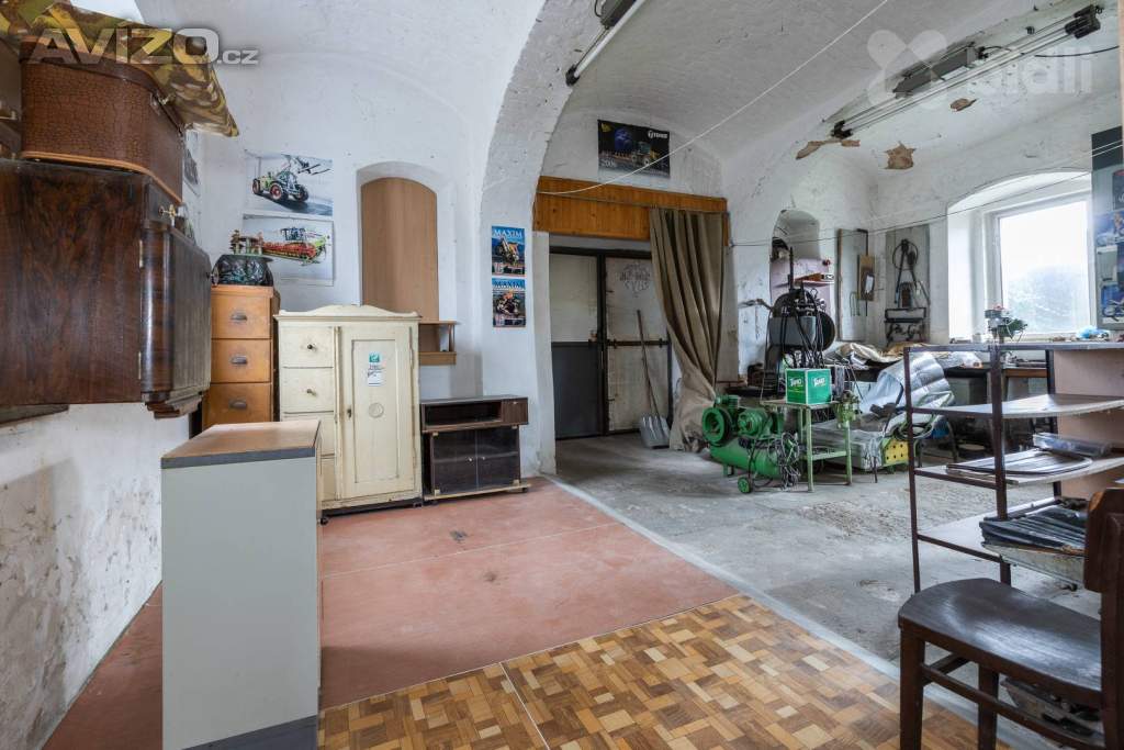 Foto inzerátu Prodej domu (275 m²) s komerčním prostorem, 2 byty s pozemkem v obci Maleč