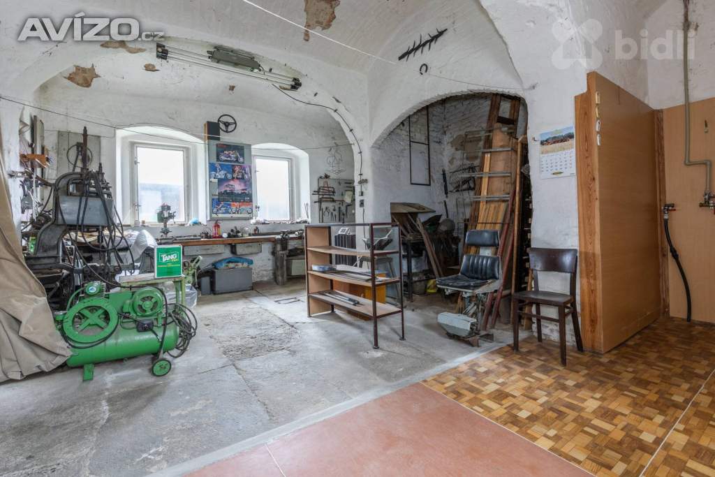 Foto inzerátu Prodej domu (275 m²) s komerčním prostorem, 2 byty s pozemkem v obci Maleč