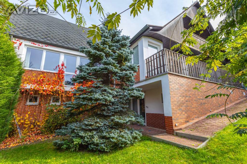 Prodej exkluzivního rodinného domu 6+1 v žádané lokalitě Zvole u Prahy, plocha 210 m2, zahrada 735 