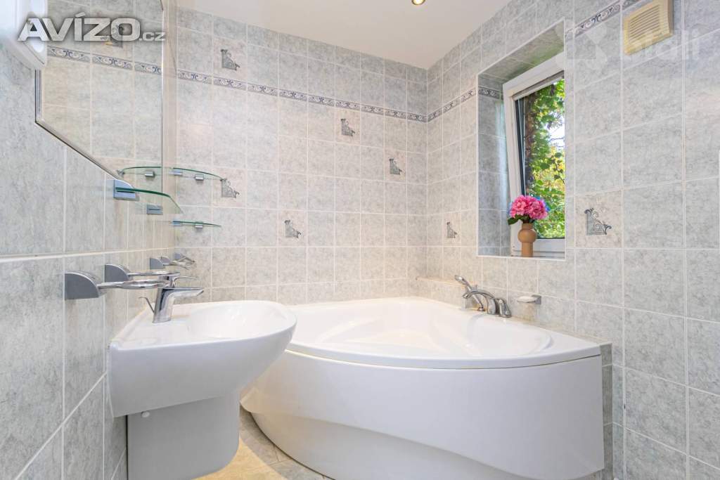 Foto inzerátu Prodej exkluzivního rodinného domu 6+1 v žádané lokalitě Zvole u Prahy, plocha 210 m2, zahrada 735 