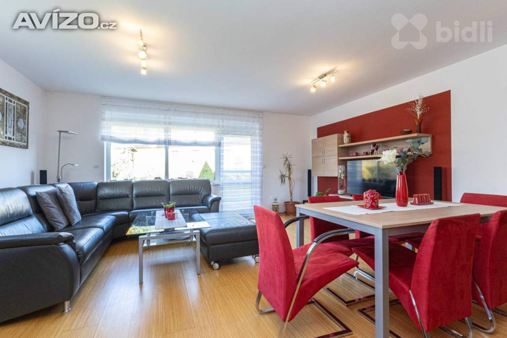 Foto inzerátu Moderní rodinný dům 5+kk s fotovoltaikou, bazénem a chytrou domácností - Komorní Dvůr