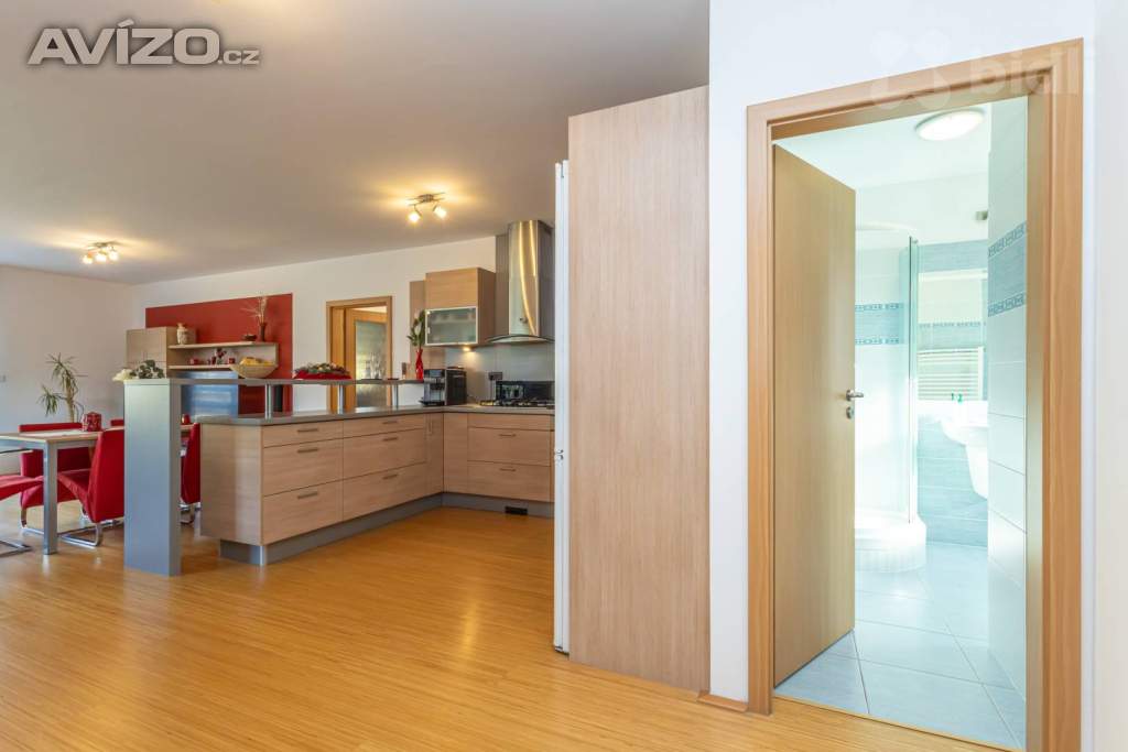 Foto inzerátu Moderní rodinný dům 5+kk s fotovoltaikou, bazénem a chytrou domácností - Komorní Dvůr