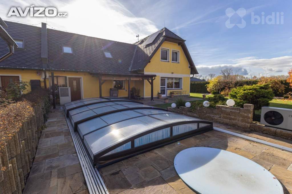 Foto inzerátu Moderní rodinný dům 5+kk s fotovoltaikou, bazénem a chytrou domácností - Komorní Dvůr