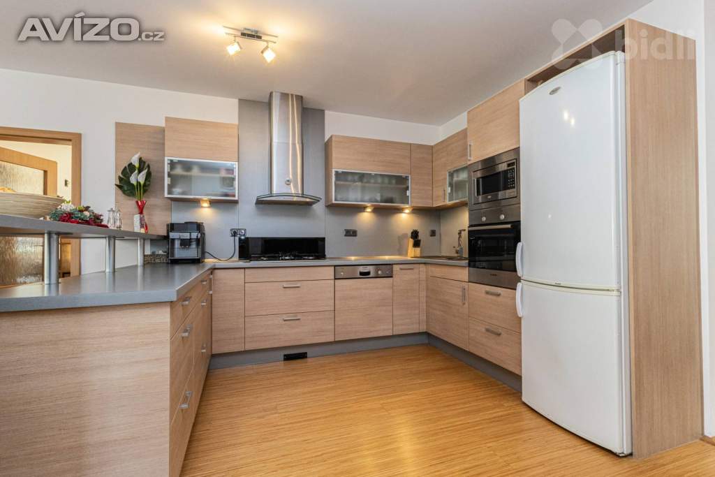 Foto inzerátu Moderní rodinný dům 5+kk s fotovoltaikou, bazénem a chytrou domácností - Komorní Dvůr