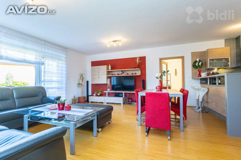 Foto inzerátu Moderní rodinný dům 5+kk s fotovoltaikou, bazénem a chytrou domácností - Komorní Dvůr