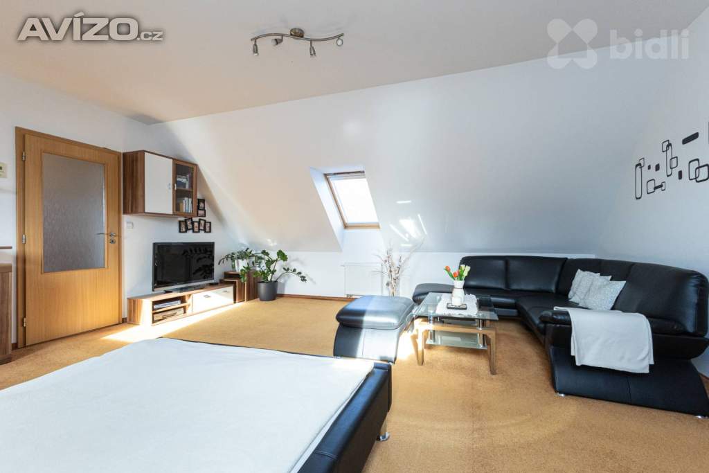 Foto inzerátu Moderní rodinný dům 5+kk s fotovoltaikou, bazénem a chytrou domácností - Komorní Dvůr