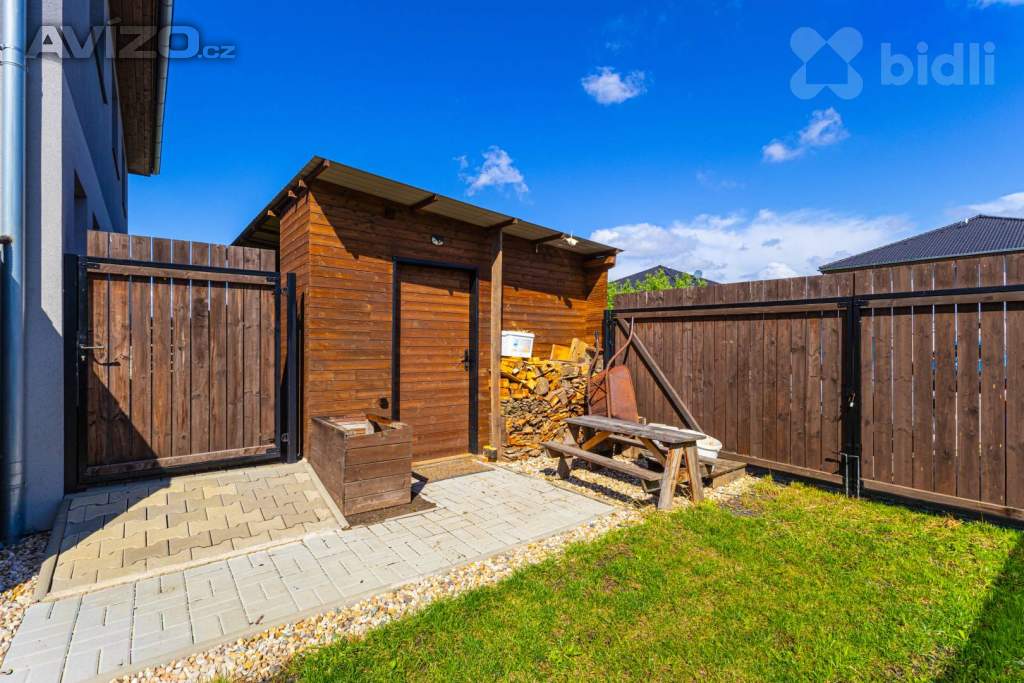 Foto inzerátu Prodej moderního bytu 3+kk se zahradou a bazénem, Polerady u Prahy