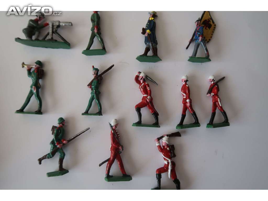 Foto inzerátu Cínoví vojáčci - rytíři, indiáni, pěchota, jízda , děla a další