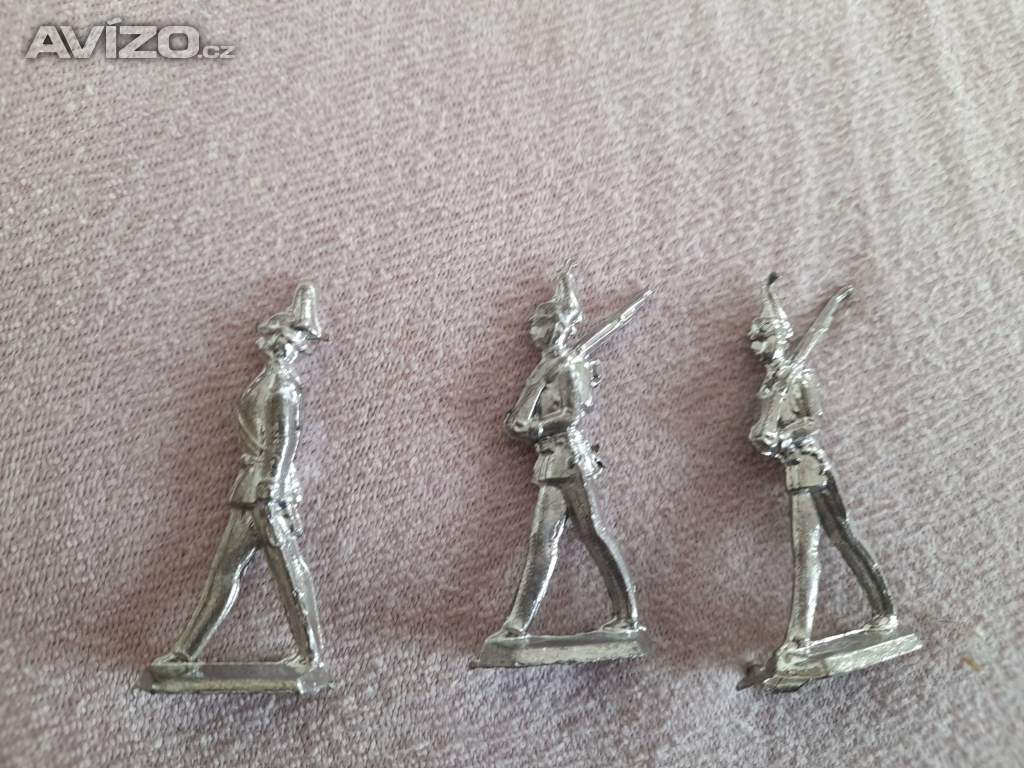 Foto inzerátu Cínoví vojáčci - rytíři, indiáni, pěchota, jízda , děla a další