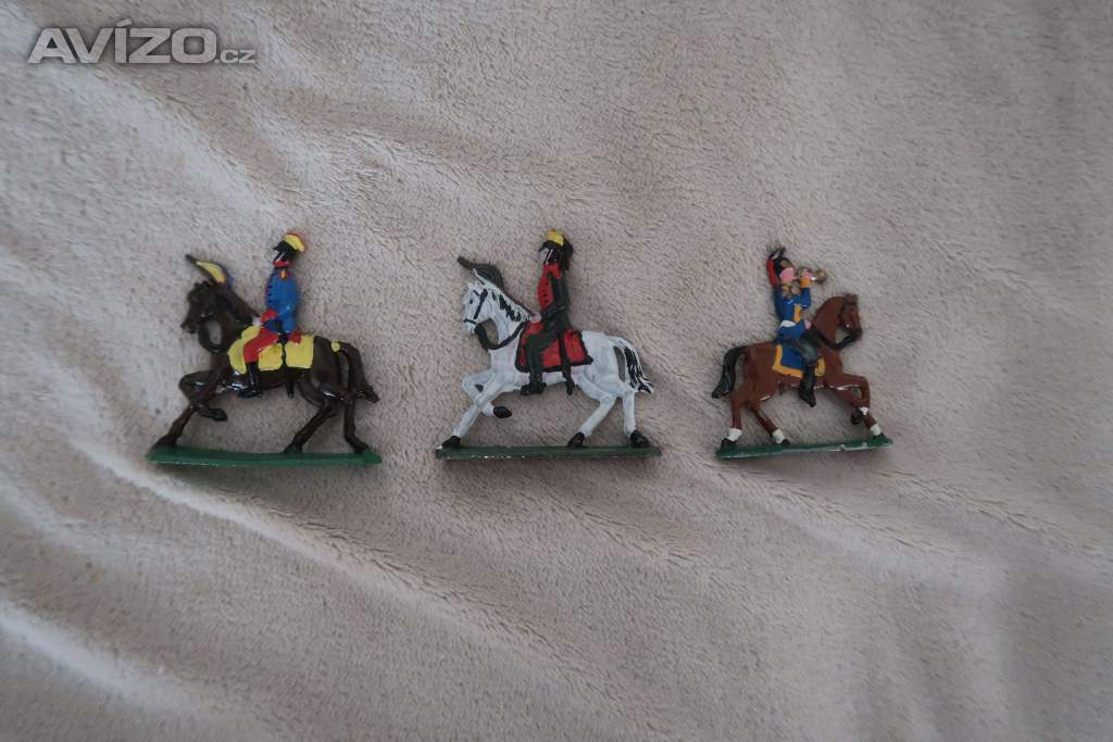 Foto inzerátu Cínoví vojáčci - rytíři, indiáni, pěchota, jízda , děla a další