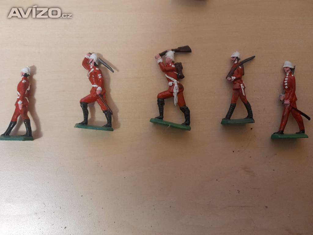Foto inzerátu Cínoví vojáčci - rytíři, indiáni, pěchota, jízda , děla a další