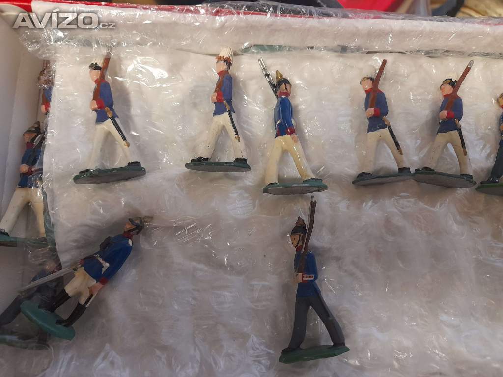 Foto inzerátu Cínoví vojáčci - rytíři, indiáni, pěchota, jízda , děla a další