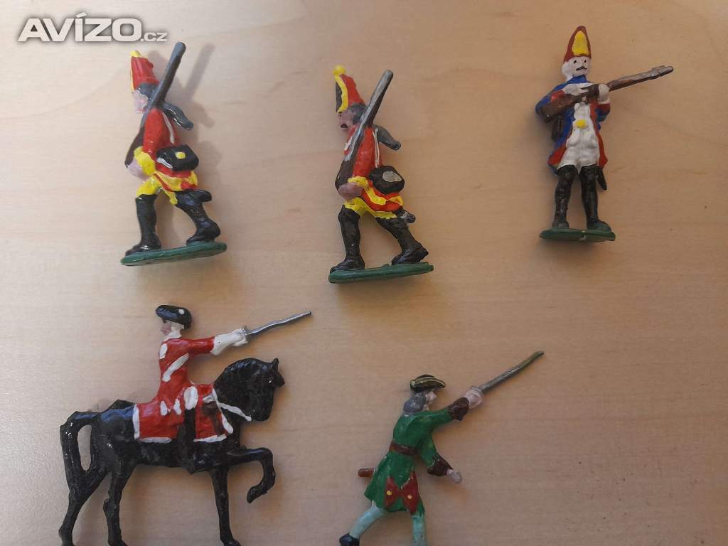 Foto inzerátu Cínoví vojáčci - rytíři, indiáni, pěchota, jízda , děla a další