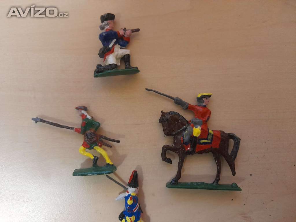 Foto inzerátu Cínoví vojáčci - rytíři, indiáni, pěchota, jízda , děla a další